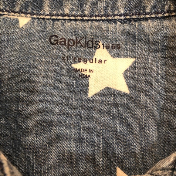 Gap kids girls denim button down shirt with stars - Picture 3 of 3